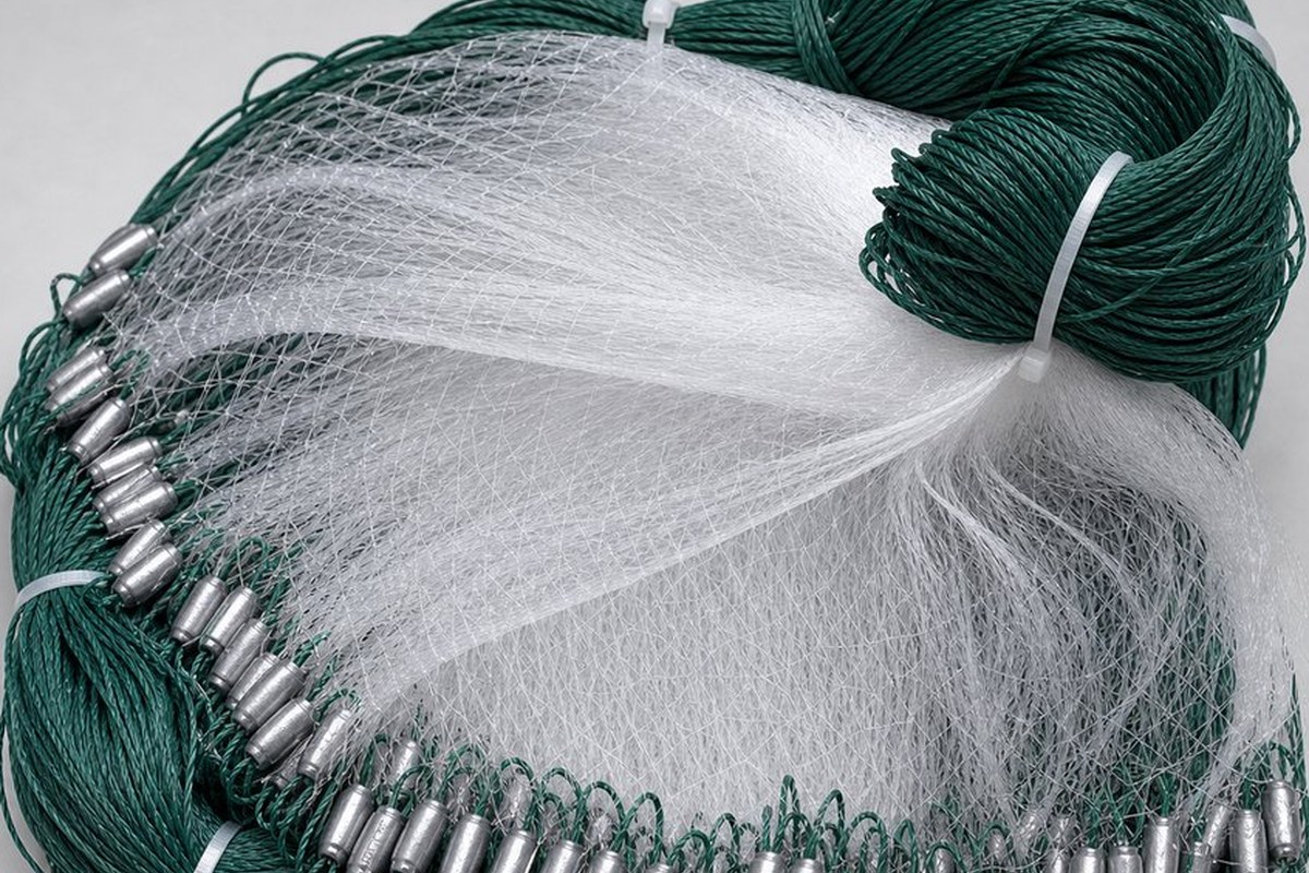 Bundled three-layer trammel net with lead sinkers and tied export packing detail