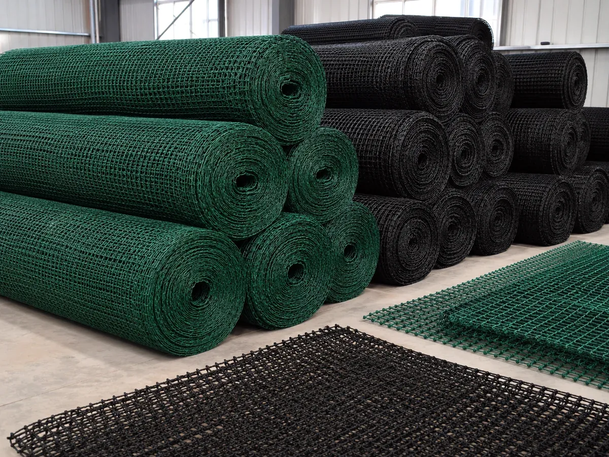 HDPE and PE netting rolls in green and black warehouse stock